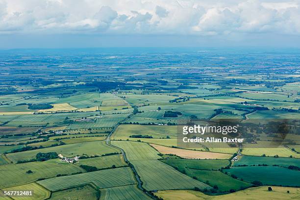elevated view of buckinghamshire and farmland - oxford england stockfoto's en -beelden