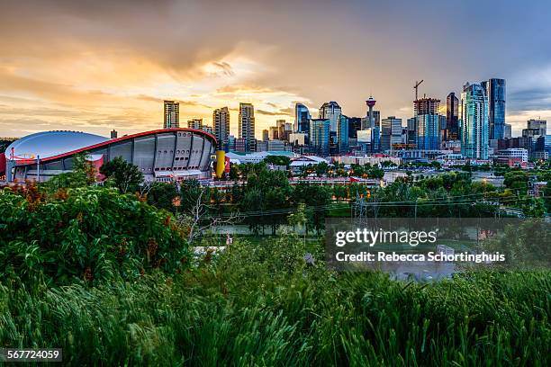 calgary skyline with dramatic cloudy sky - calgary imagens e fotografias de stock