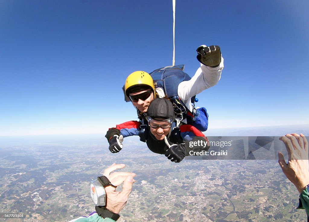 Tandem jump skydiving