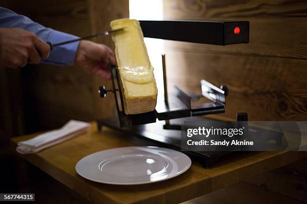 raclette cheese on grill, crans-montana, swiss alps, switzerland - cantão de valais - fotografias e filmes do acervo