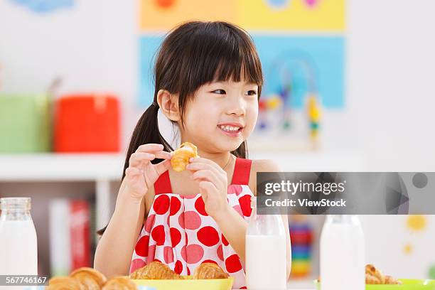 kindergarten children who eat school meals - school breakfast stock pictures, royalty-free photos & images