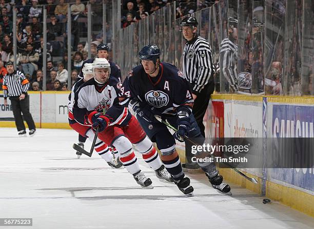 Chris Pronger of the Edmonton Oilers plays the puck along the wing against the Columbus Blue Jackets on February 2, 2006 at Rexall Place in Edmonton,...