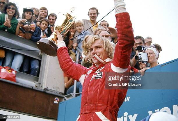 James Hunt, British racing driver who won the Formula 1 World Championship in 1976. With the Winner's Cup Zandvoort 1970s.
