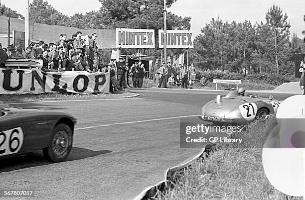 No26 Lance Macklin's Austin Healy 100S, No21 Karl Kling-Andre Simon's Mercedes-Benz 300 SLR, Tertre Rouge corner. Le Mans, France, 12 June 1955.