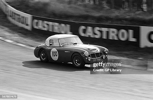 Jim Clark in an Austin-Healey 3000 at Bottom Bend, finished 3rd at Brands Hatch, England 16 Oct 1960.