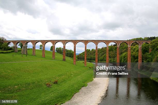 the nineteenth century arched leaderfoot viaduct over the river tweed in the scottish borders, scotland - tweed stock-fotos und bilder
