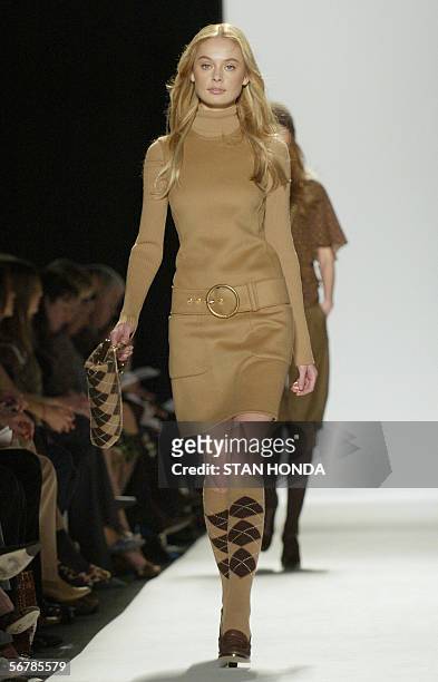 New York, UNITED STATES: A model presents a design during the Michael Kors Fall 2006 Fashion show 08 February in New York. AFP PHOTO/Stan HONDA