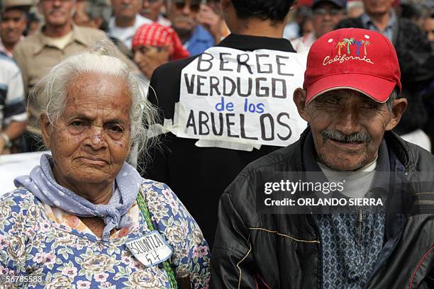 Una pareja de ancianos participa en una marcha de protesta en Ciudad de Guatemala, el 08 de febrero de 2006. Los ancianos salieron a las calles luego...