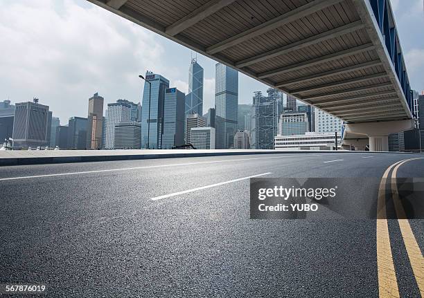 elevated road - empty road stockfoto's en -beelden