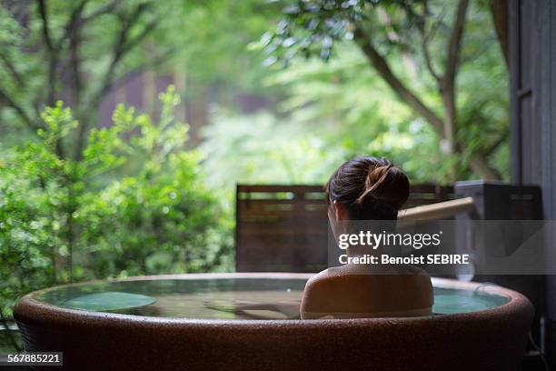 japanese lady in onsen - japan onsen stockfoto's en -beelden