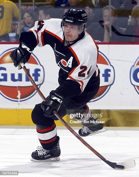 Sami Kapanen of the Philadelphia Flyers passes the puck against the New York Islanders on February 8, 2006 at the Wachovia Center in Philadelphia,...