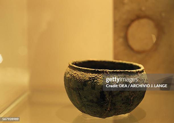 Bronze bowl found in a tomb in Al Sufouh, Dubai, United Arab Emirates, 3rd millennium BC. Dubai, Dubai Museum Al Fahidi Fort