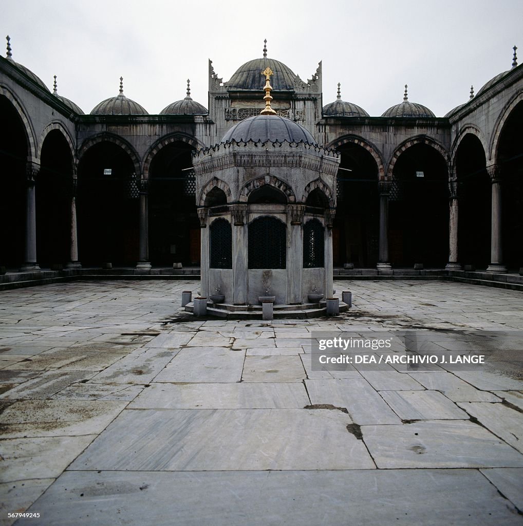 The ablution fountain and courtyard in Yeni Cami