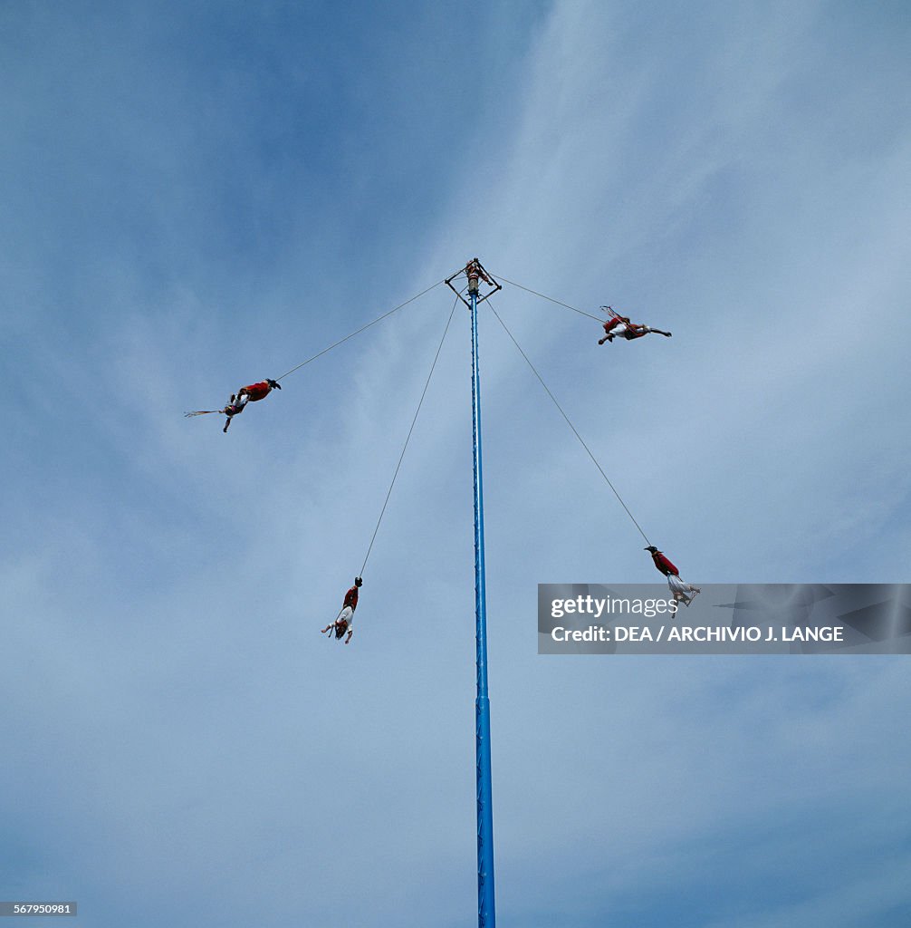 Voladores on platform atop pole, El Tajin