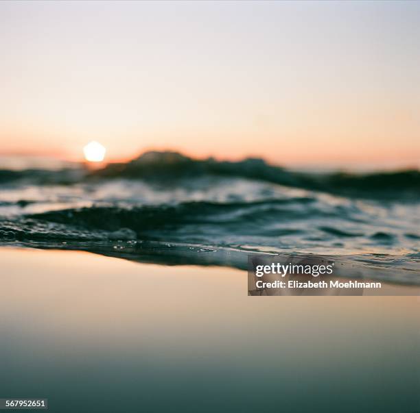ocean waves crash at a pacific ocean sunset - pacific ocean imagens e fotografias de stock