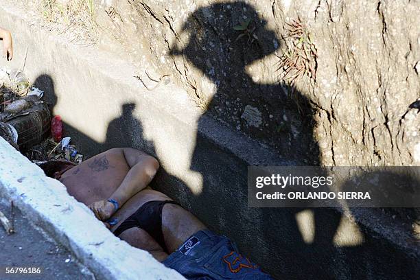 Uno de los siete cadaveres encontrados en una cuneta es observado por un miembro del Cuerpo de Bombero, en el sector de Las Charcas, al sur de Ciudad...