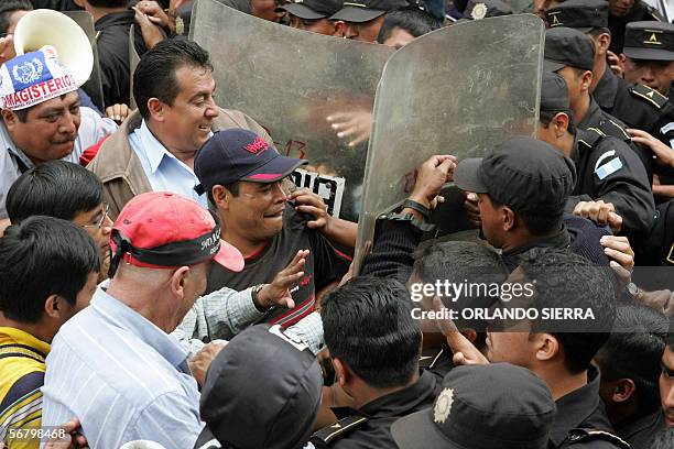 Un grupo de maestros se enfrenta a agentes de la Policia Nacional Civil frente al Poder Legislativo, en Ciudad de Guatemala, el 09 de febrero de...