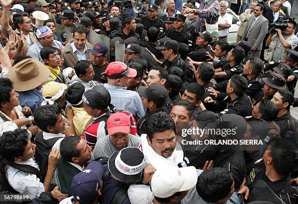 Un grupo de maestros se enfrenta a agentes de la Policia Nacional Civil frente al Poder Legislativo, en Ciudad de Guatemala, el 09 de febrero de...