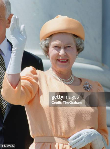 Queen Elizabeth II wears a silk dress designed by fashion designer Hardy Amies in Washington.