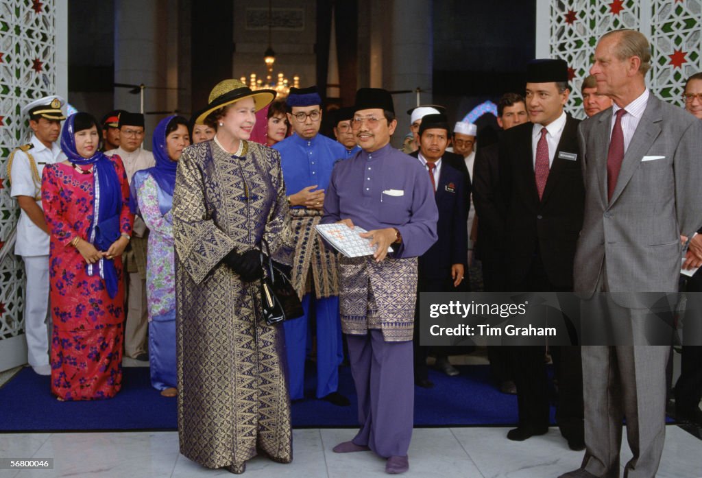 Queen & Philip Visit Malaysian Mosque