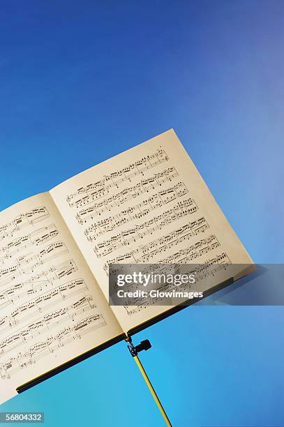 sheet music on a stand - muziekstandaard stockfoto's en -beelden