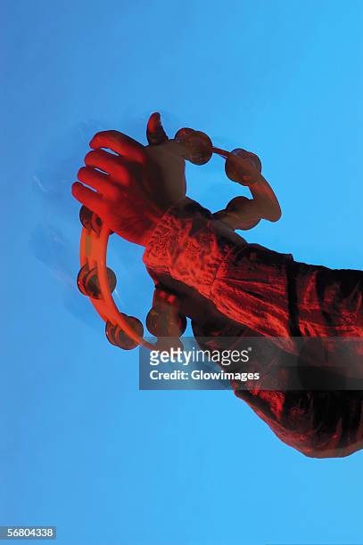 close-up of a musician's hands playing the tambourine - tambourine 個照片及圖片檔