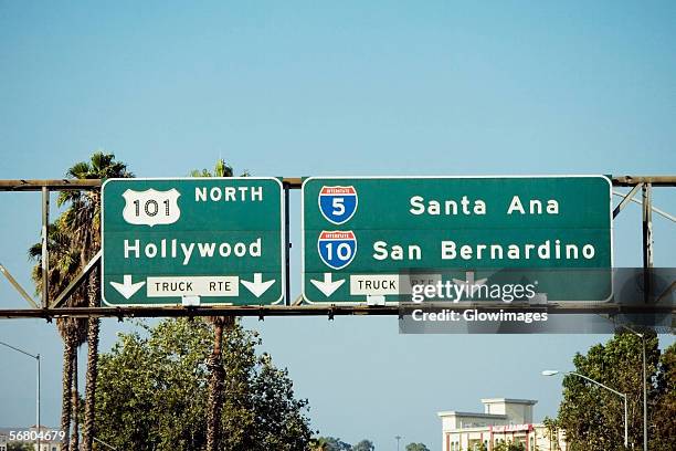 low angle view of highway signs to hollywood, los angeles, california, usa - hollywood schild stock-fotos und bilder