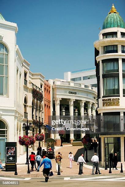 group of people walking on a street, rodeo drive, los angeles, california, usa - rodeo drive fotografías e imágenes de stock