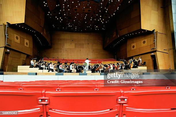 group of people playing music, jay pritzker pavilion, chicago, illinois, usa - chicago band fotografías e imágenes de stock