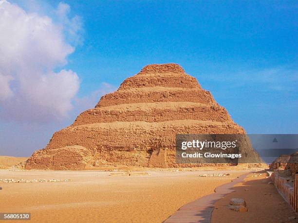 pyramid in an arid landscape, the step pyramid of zoser, saqqara, egypt - saqqara stock-fotos und bilder