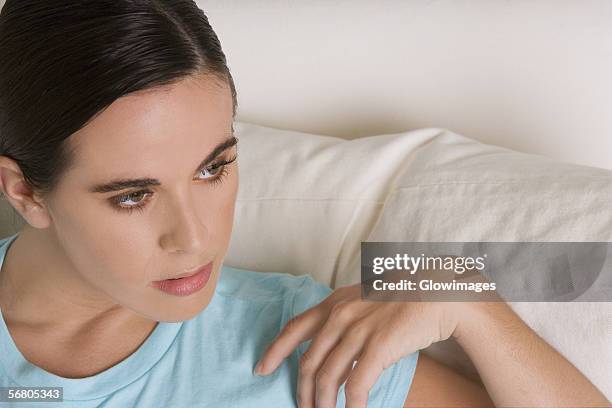 close-up of a young woman looking away - riga dei capelli foto e immagini stock