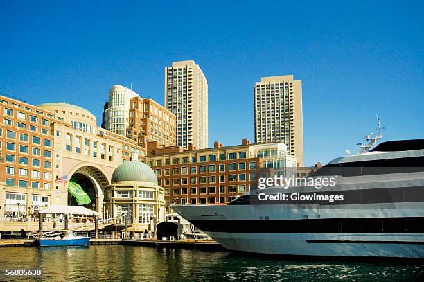 buildings at a waterfront, rowes wharf, boston harbor, boston, massachusetts, usa - embarcação comercial imagens e fotografias de stock