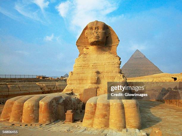 sphinx in front of pyramids, giza, cairo, egypt - gizeh stockfoto's en -beelden