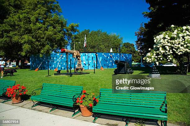 empty benches in a park, boston, massachusetts, usa - boston fern stock-fotos und bilder