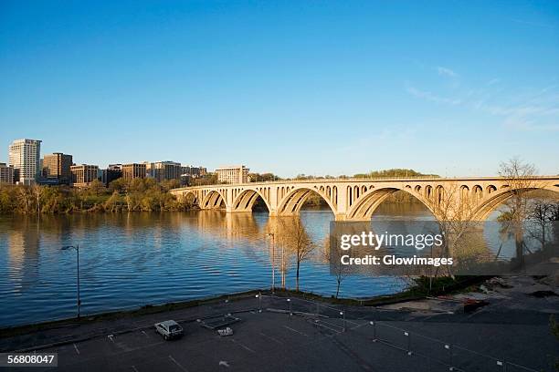 high angle view of key bridge crossing the potomac river, washington dc, usa - potomac river stock pictures, royalty-free photos & images