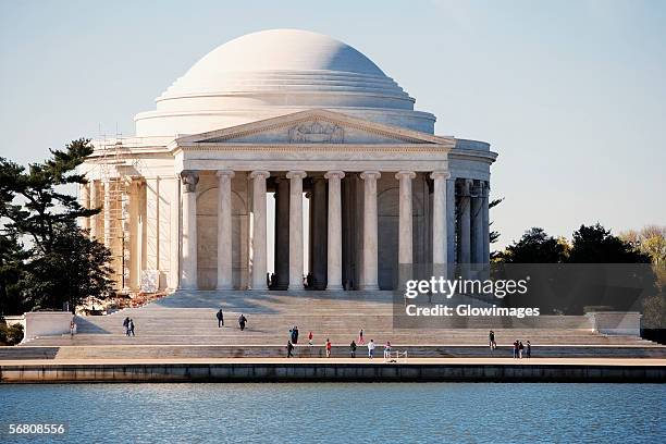 facade of jefferson memorial across the tidal basin, washington dc, usa - jefferson memorial fotografías e imágenes de stock