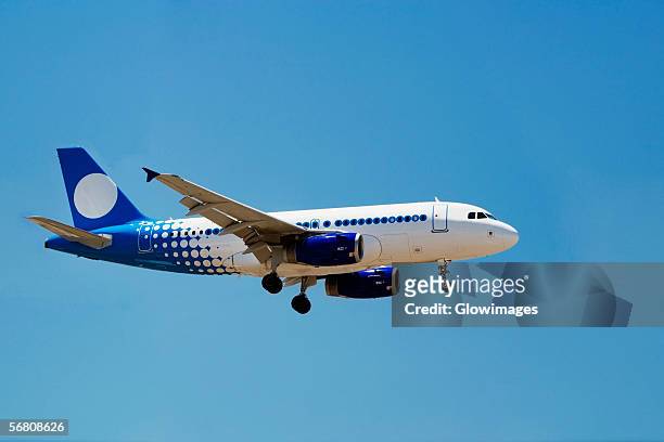 low angle view of a commercial airplane in flight, san diego, california, usa - low flying aircraft bildbanksfoton och bilder
