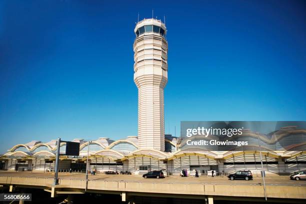high angle view of the control tower and departures terminal at the ronald reagan washington national airport, washington dc, usa - torre de control de circulación aérea fotografías e imágenes de stock