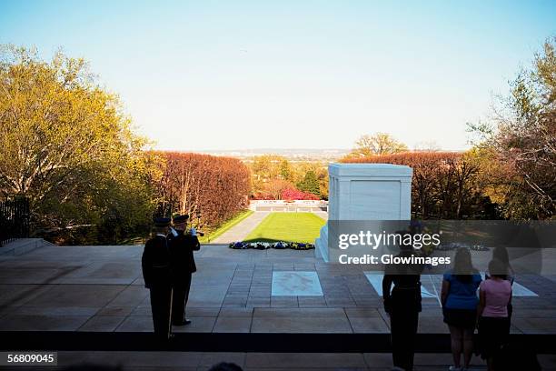 people standing at the tomb of unknown soldier, arlington national cemetery, arlington, virginia, usa - tomb of the unknown soldier arlington stock-fotos und bilder