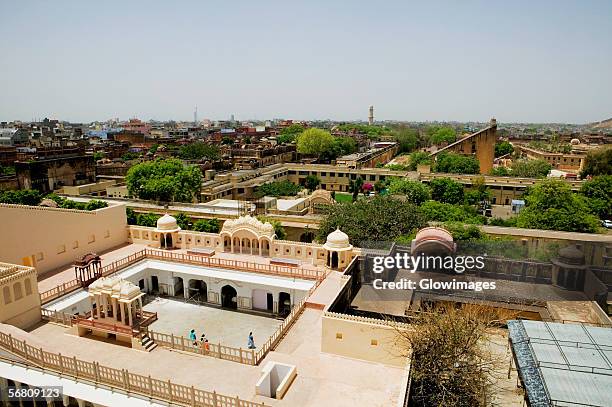 high angle view of the chandra mahal and jantar mantar observatory, jaipur, rajasthan, india - jantar mantar fotografías e imágenes de stock