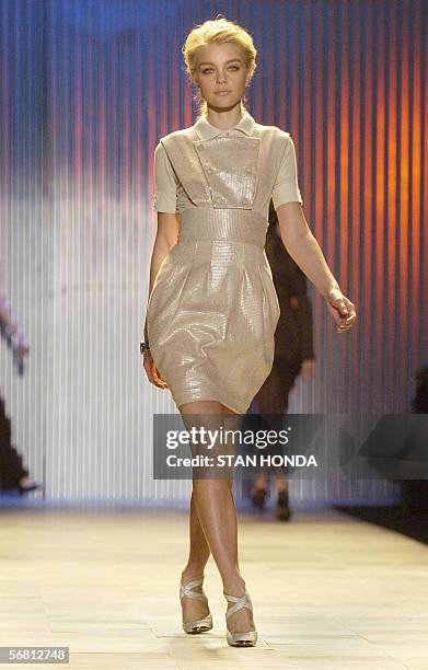 New York, UNITED STATES: A model presents a design at the Zac Posen Fall 2006 Fashion show 09 February in New York. AFP PHOTO/Stan HONDA