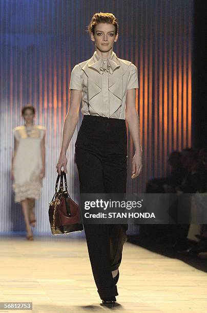 New York, UNITED STATES: A model presents a design at the Zac Posen Fall 2006 Fashion show 09 February in New York. AFP PHOTO/Stan HONDA