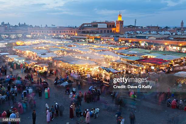 djemaa el fna square at dusk, marrakech, morocco - zoco fotografías e imágenes de stock