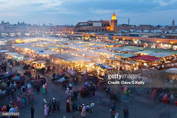 djemaa el fna square at dusk, marrakech, morocco - djemma el fna square 個照片及圖片檔
