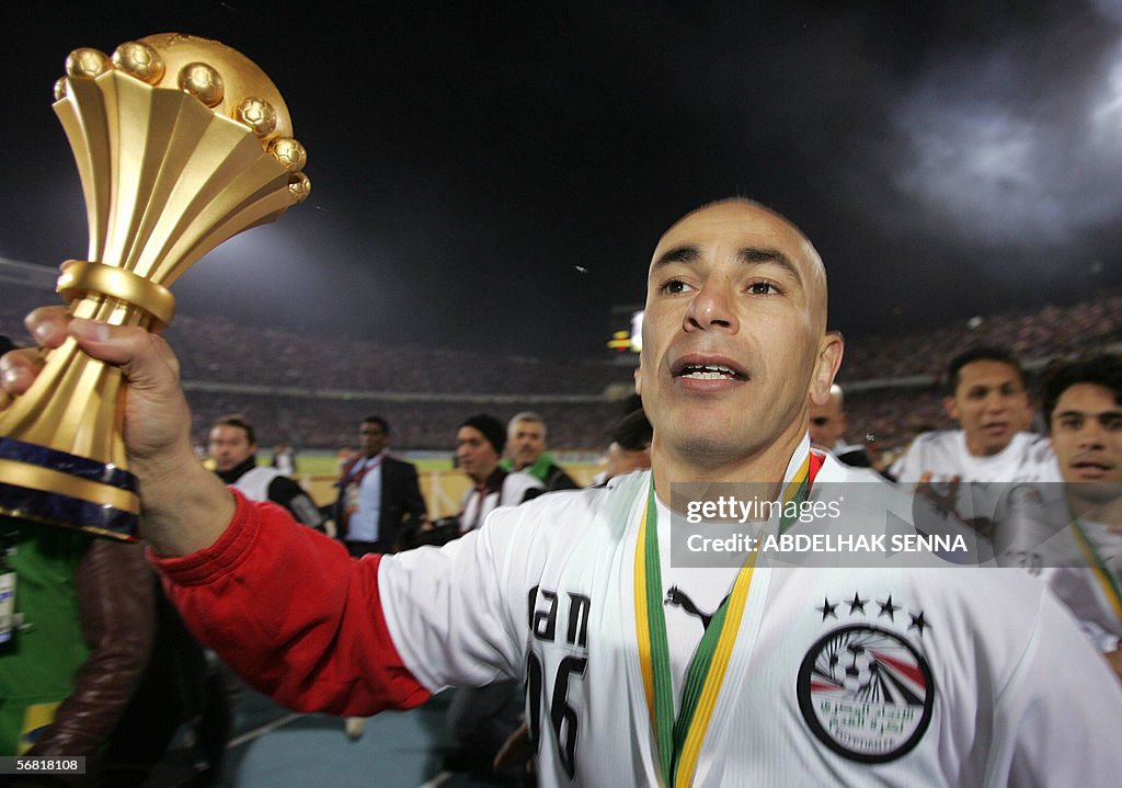 Egyptian forward Hossam Hassan (9), a le