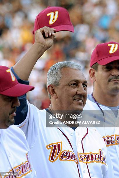 El venezolano David Concepcion, excampo corto de los Rojos de Cincinatti, saluda al publico presente en Caracas el 10 de febrero de 2006, durante un...