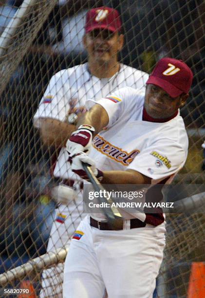 El venezolano Bob Abreu, de los Filis de Philadelphia, batea una pelota en Caracas el 10 de febrero de 2006, durante un entrenamiento con miras al...