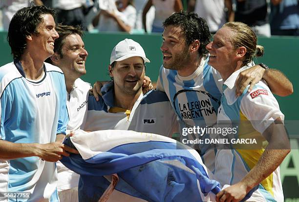 Buenos Aires, ARGENTINA: Argentine team members Jose Chela, Agustin Calleri, captain Alberto Manccini, Jose Acasuso and David Nalbandian celebrate...