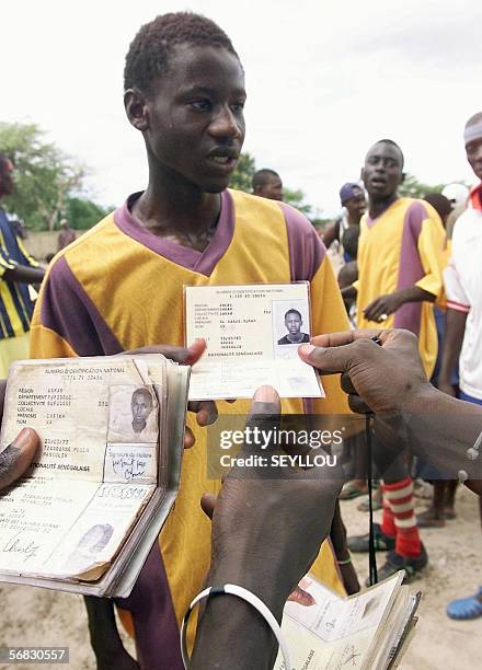 Fin de reve difficile pour les ados africains, migrants du football " Photo datee du 31 aout 2002 des organisateurs des "navetanes", verifiant...