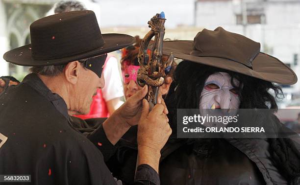 Una pareja participa en una caminata del Amor Anejo, que patrocina el Ministerio de Cultura en el centro historico de Ciudad de Guatemala, el 12 de...